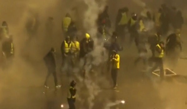 رییس ‌جمهور فرانسه خشونت ‌معترضان در مقابل پلیس این کشور را محکوم کرد