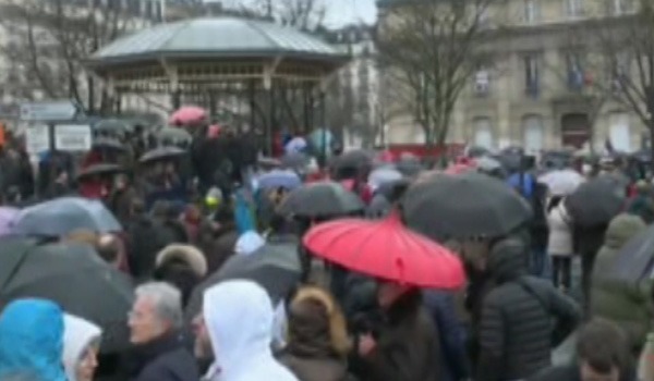 گروهی از شهروندان فرانسه با نام شال ‌قرمزها در پاریس راهپیمایی کردند