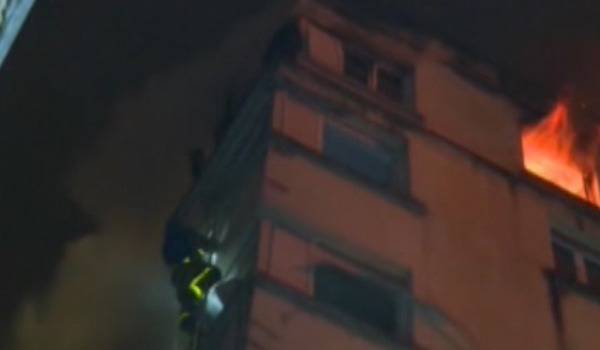 آتش سوزی در یک ساختمان مسکونی در پاریس، هفت کشته برجا گذاشت