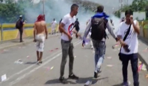کشته شدن دو تن در پی درگیری ها میان نیروهای امنیتی ونزویلا و مخالفان دولت این کشور
