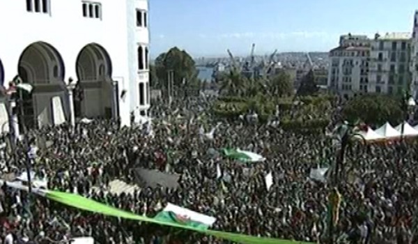 هزاران تن در الجزایر علیه ادامه ریاست جمهوری عبدالعزیز بوتفلیقه‌ تظاهرات کردند