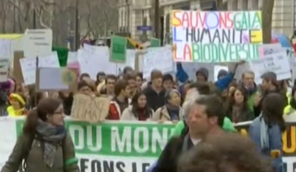 شرکت پنجاه هزار تن از فعالان محیط زیست در حرکتی موسوم به “راهپیمایی قرن” در پاریس