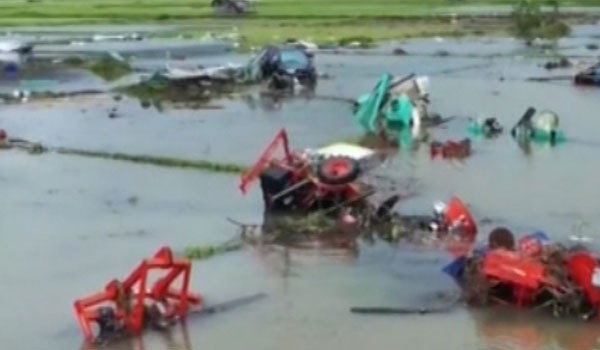 از اثر جاری شدن سیلاب در اندونیزیا، شصت و سه تن کشته شدند