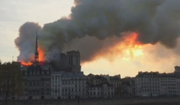 آتش‌ سوزی در کلیسای نوتردام پاریس پس از هشت ساعت مهار شد