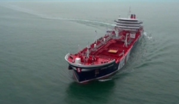 خارج شدن نفتکش بریتانیا از لنگرگاه بندرعباس ایران