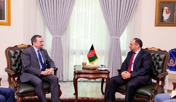 صلاح الدین ربانی وزیر امور خارجه کشور با جان بس سفیر آمریکا در کابل دیدار کرد