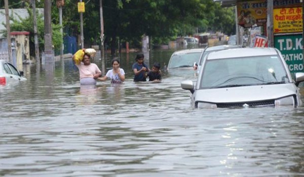 بیش از صد تن در اثر سرازیر شدن سیلاب در هند جان باخته اند