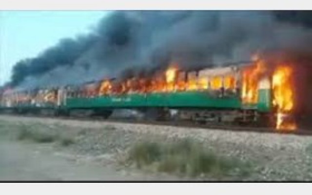 درپی آتش سوزی یک قطار در پاکستان تاکنون ۶۵ تن کشته شده اند