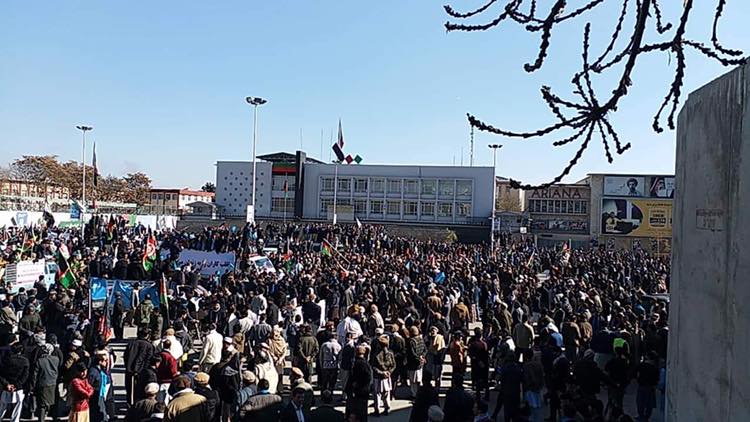 تظاهرات هزاران تن از هواداران دسته انتخاباتی ثبات و همگرایی برضد تقلب در کابل