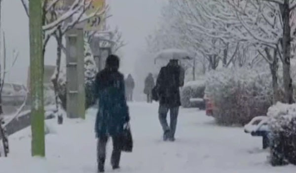 برف باری شدید در تهران موجب تعطیلی مکتب ها و متوقف شدن پرواز ها شد