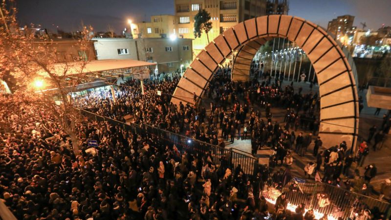 صدها تن در ایران درباره علت سقوط هواپیمای مسافربری اعتراض کردند