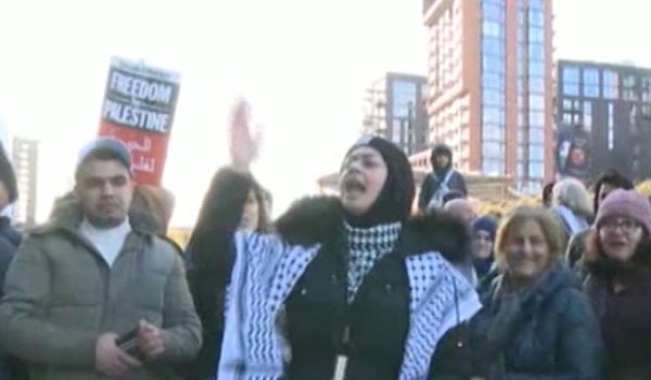 ده ها تن از شهروندان بریتانیا علیه طرح صلح آمریکا برای خاورمیانه تظاهرات کردند