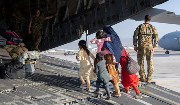 تاکید وزیران خارجه امریکا و کانادا بر تشدید روند تخلیه‌ از افغانستان