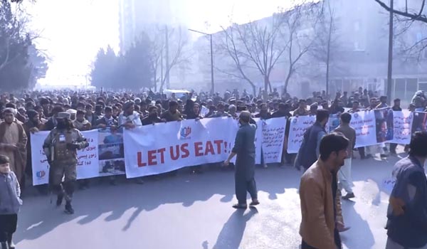 راه‌پیمایی باشندگان در اعتراض به منجمد ماندن ذخایر ارزی کشور