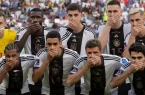 اعضای تیم آلمان پیش از شروع دیدار با جاپان در مرحله گروهی جام جهانی ۲۰۲۲، در عکس دسته‌جمعی، دست خود را جلوی دهان‌شان گرفتند