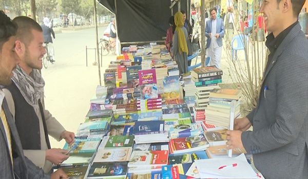 نمایشگاه خیابانی‌ کتاب در کابل؛ برگزارکنندگان: حضور بانوان بسیار کم‌رنگ است