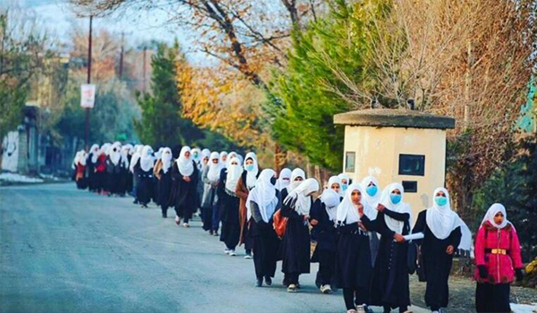 ادامه خواست‌ها بر بازگشایی مکتب‌ها و دانشگاه‌ها به‌روی دختران در افغانستان